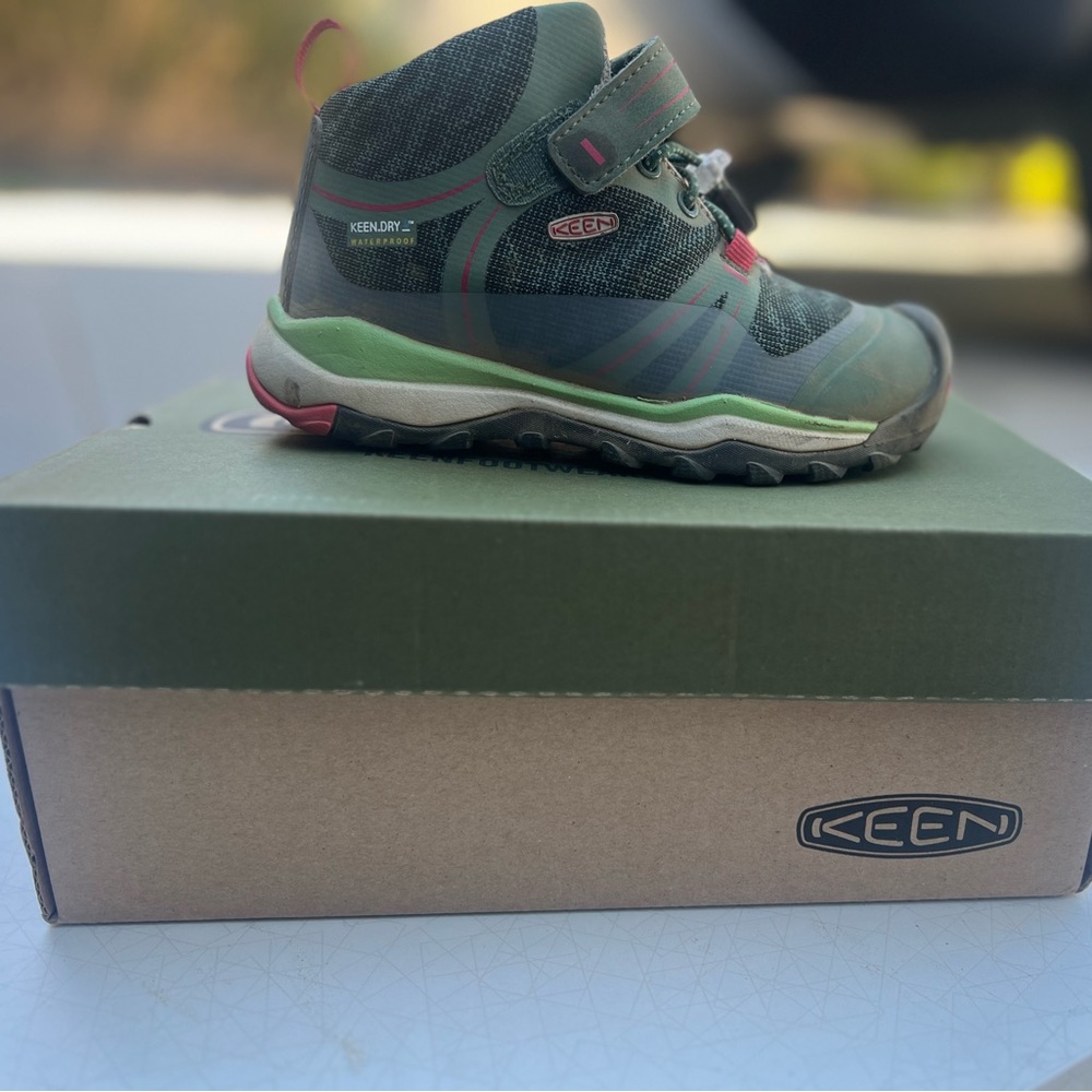 Keen hiking boots size 10. Used twice, great condition. Dusty.